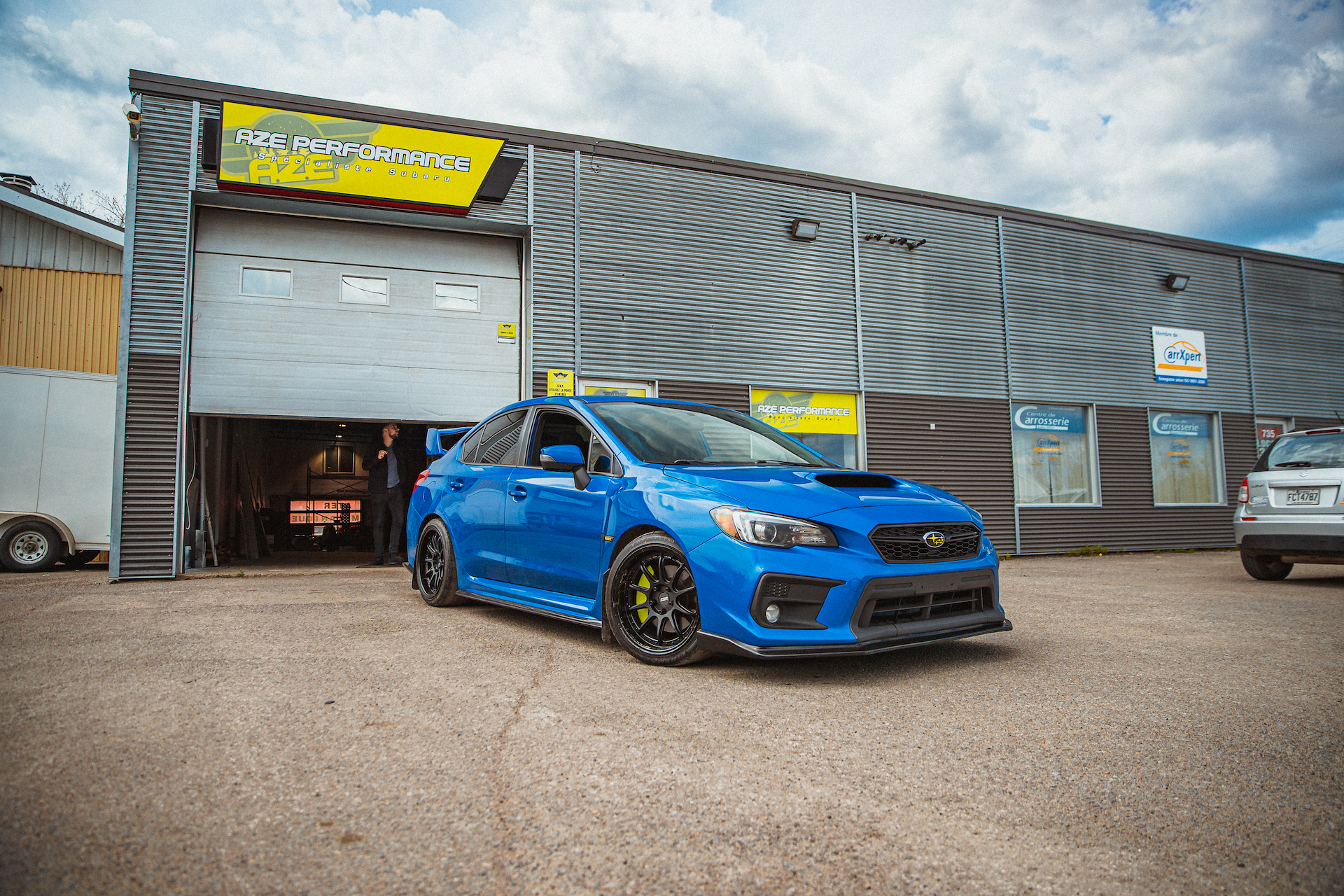 subaru wrx bleu devant le garage de aze performance